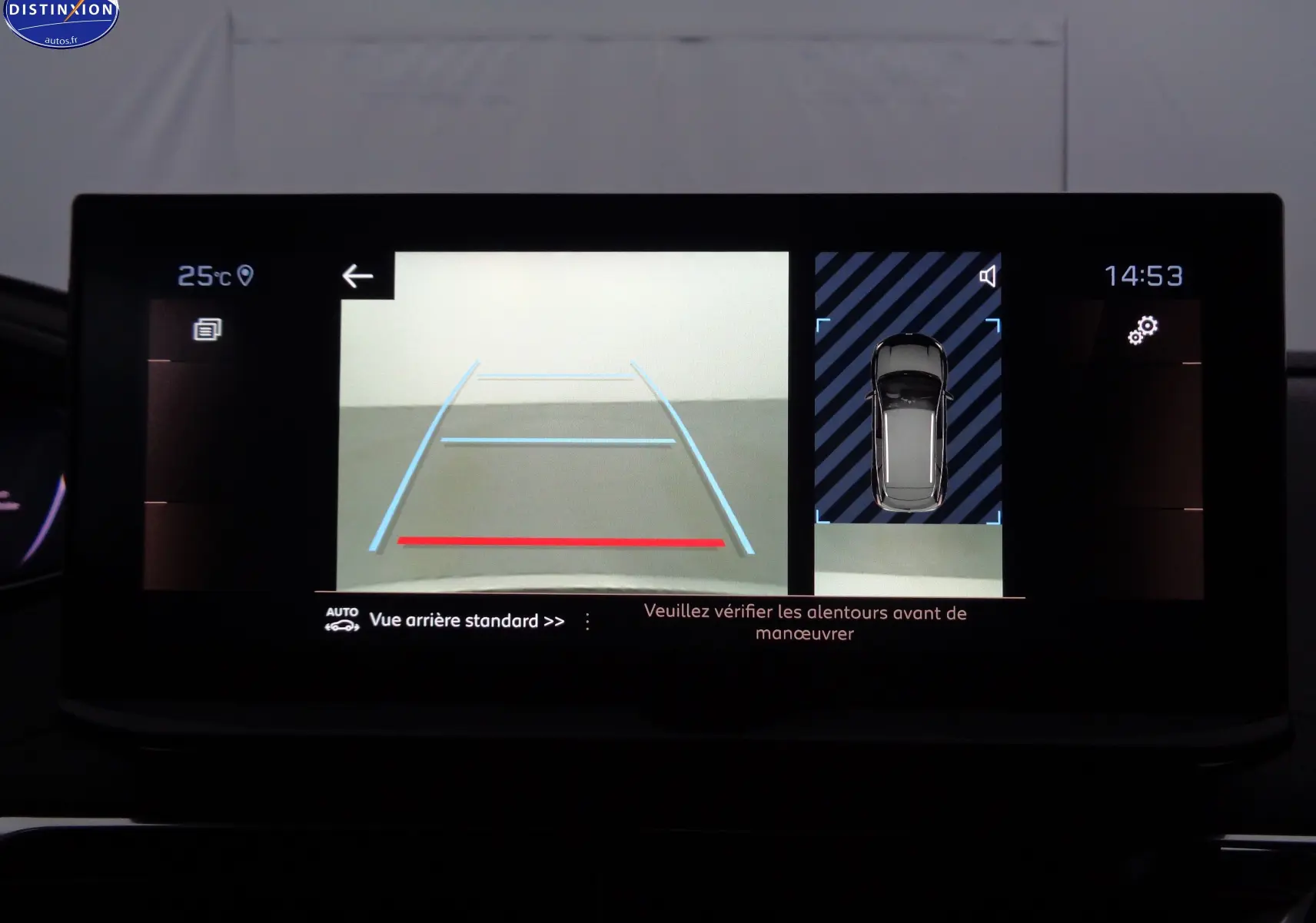 Écran multimédia du Peugeot 3008 2023 montrant la caméra de recul avec vue arrière et top-down du véhicule noir perle métal.