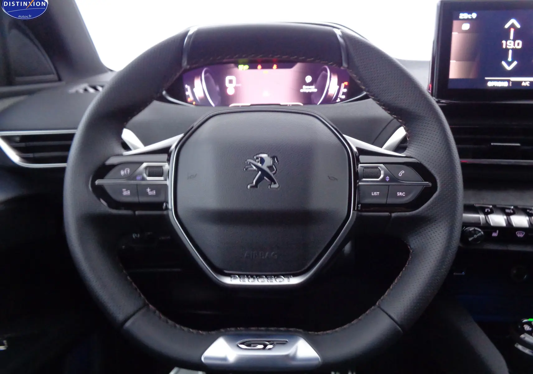 Volant cuir noir avec logo Peugeot et badge GT, tableau de bord numérique et écran central du Peugeot 3008 2023.