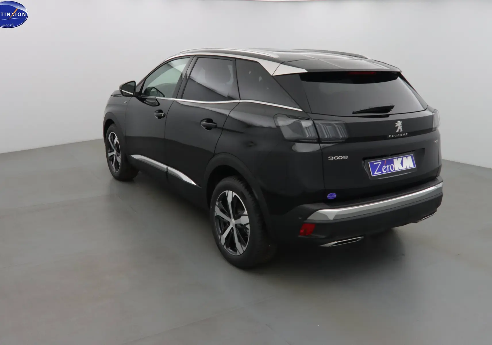 Peugeot 3008 noir perle métal vue 3/4 arrière côté gauche, avec jantes alliage et toit argenté contrastant.