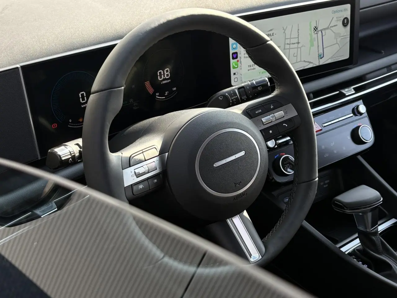 Vue rapprochée du tableau de bord et volant cuir noir du Hyundai Tucson 2025 avec écran tactile et commandes intégrées.