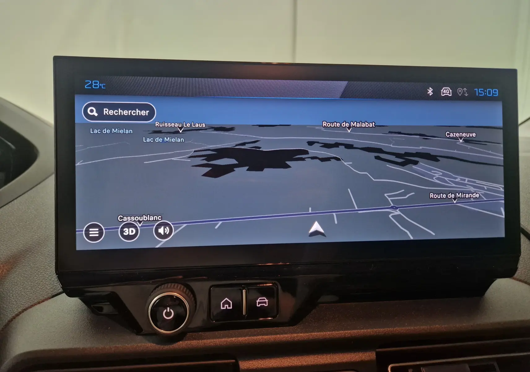 Écran tactile du système de navigation du Peugeot Partner blanc 2025, affichant une carte en mode 3D avec commandes en dessous.
