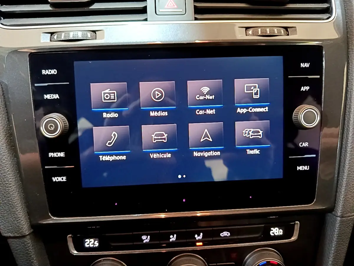 Écran tactile central de la Volkswagen Golf 1.6 TDI 2018 affichant les menus multimédias et navigation, intérieur noir.