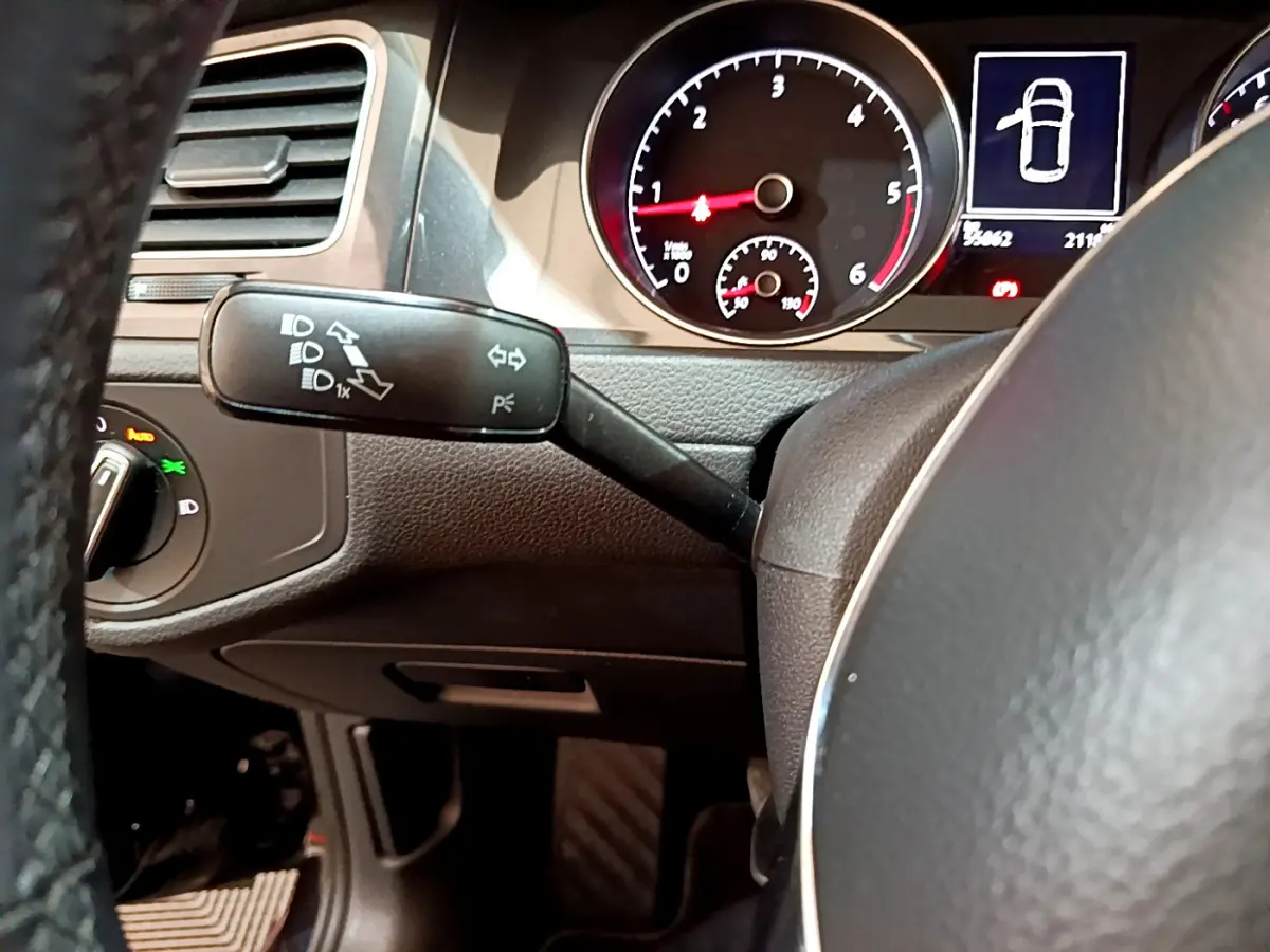 Vue rapprochée du combiné d'instruments et du commodo gauche de la Volkswagen Golf 2018, intérieur noir.