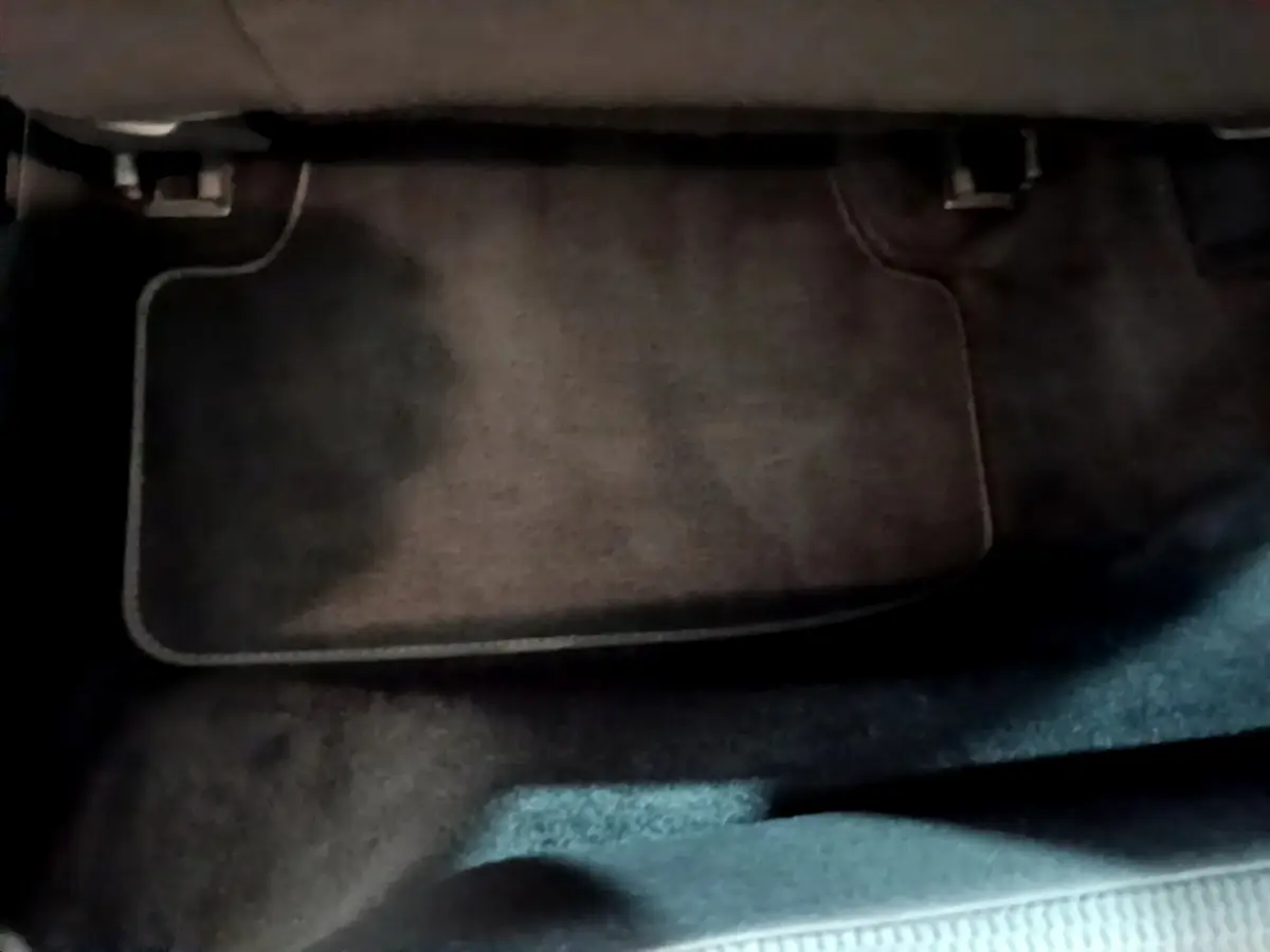 Détail du tapis de sol noir côté conducteur de la Volkswagen Golf 1.6 TDI 2018, vue en plongée.