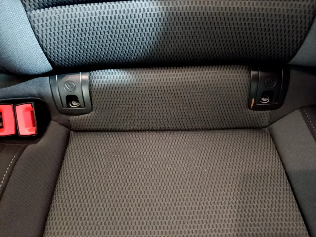 Gros plan sur la banquette arrière grise de la Volkswagen Golf 2018 avec fixation Isofix et ceintures rouges.