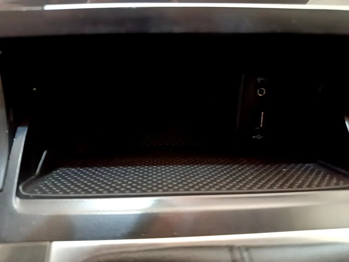 Rangement intérieur noir de la Volkswagen Golf 2018 avec prise USB et port auxiliaire visibles en gros plan.