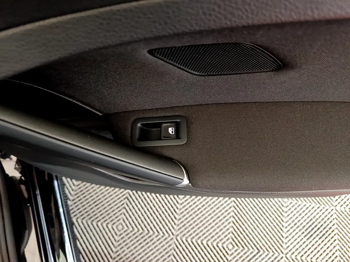 Vue rapprochée de la poignée intérieure noire de la porte avant gauche de la Volkswagen Golf noire 2018.