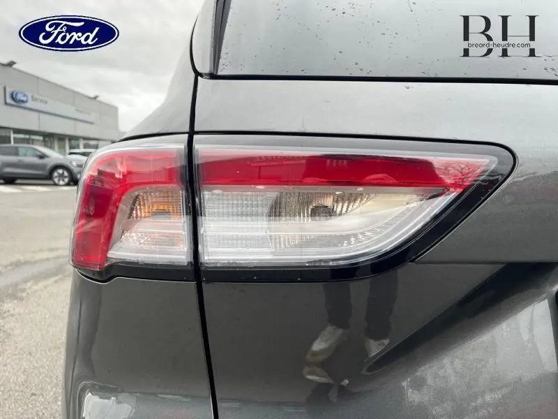 Gros plan sur le feu arrière droit gris métallisé du Ford Kuga 2023, soulignant ses lignes nettes et modernes.