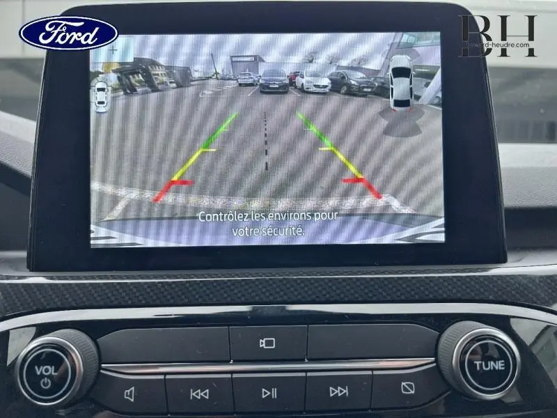 Écran de caméra de recul du Ford Kuga 2023, vue arrière avec lignes de guidage colorées sur gris métallisé.