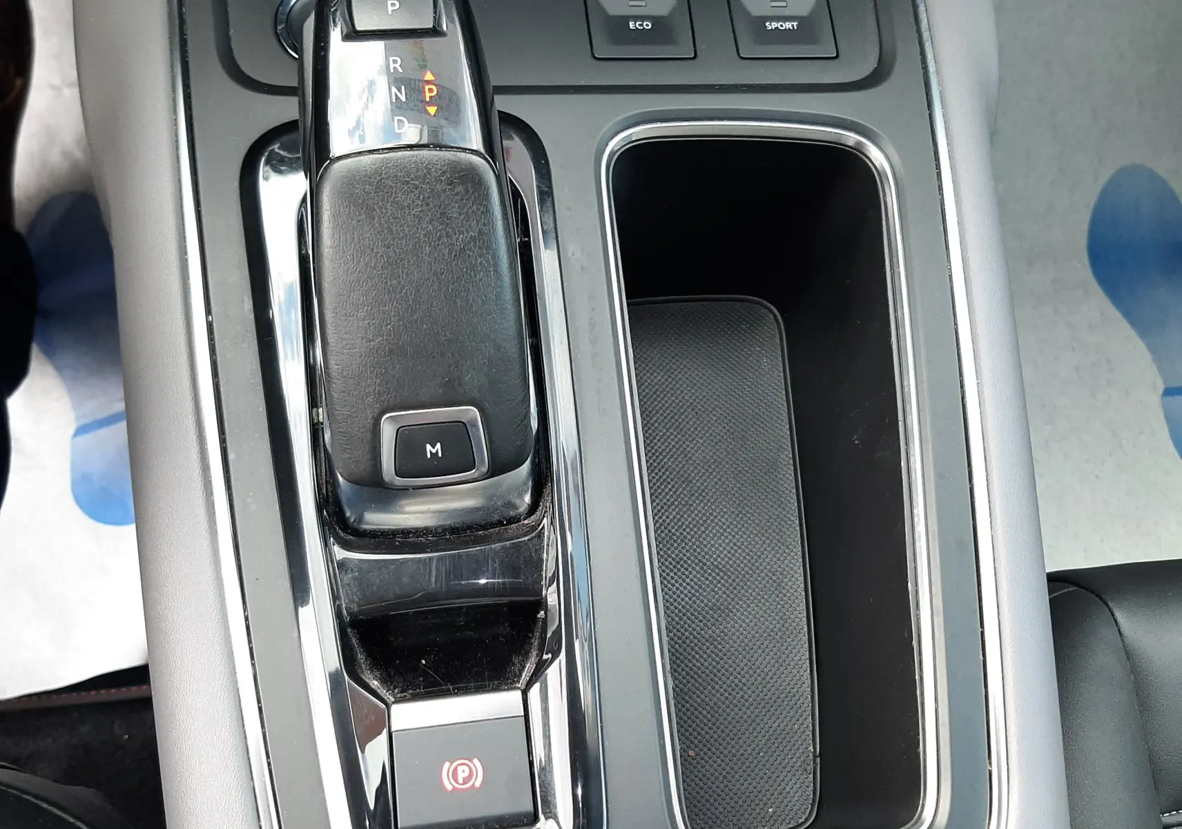 Vue rapprochée de la console centrale noire du Citroën C5 Aircross 2020, avec levier de vitesse automatique et boutons Eco et Sport.