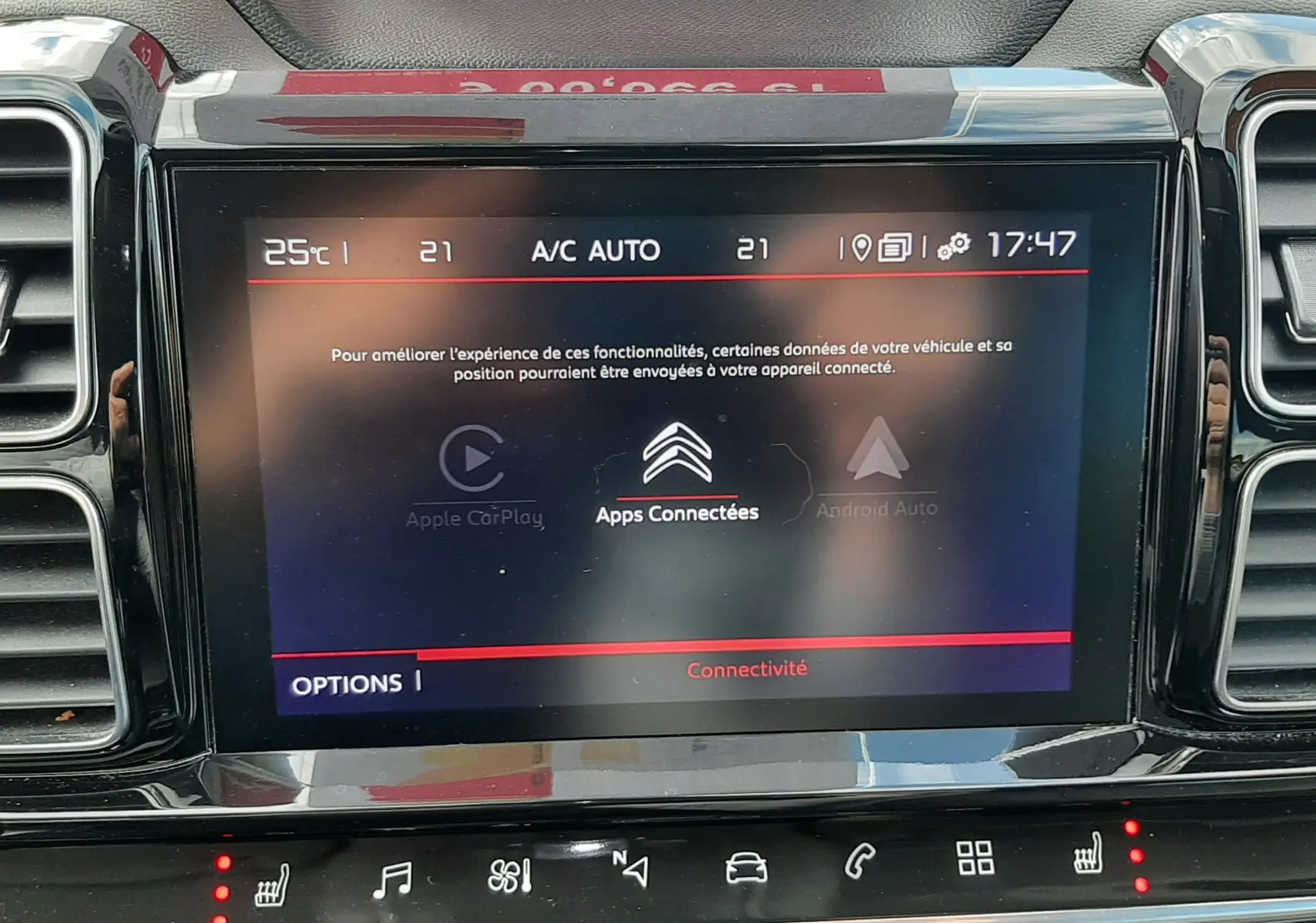 Gros plan sur l’écran tactile central du tableau de bord d’une Citroën C5 Aircross noir, affichant les options de connectivité.