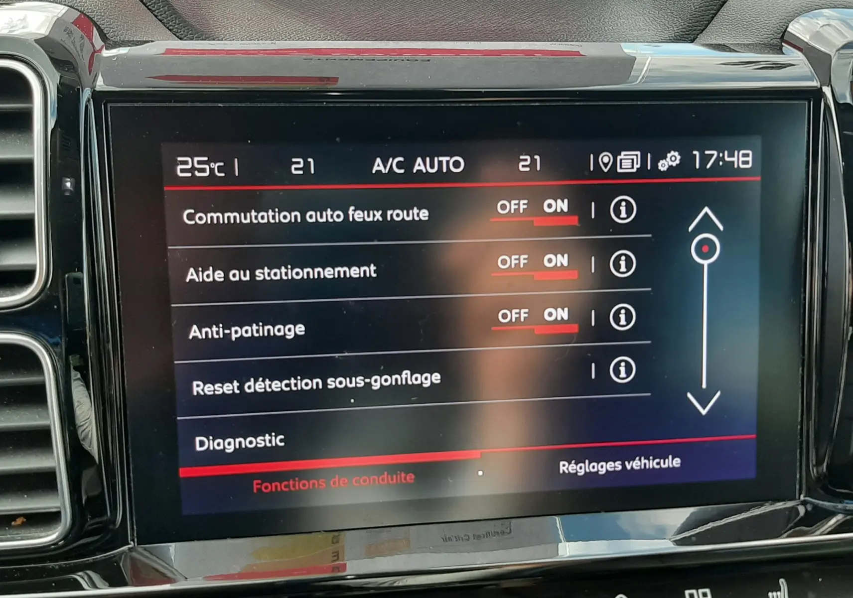 Écran tactile central du tableau de bord du Citroën C5 Aircross noir, affichant les réglages d’aides à la conduite.