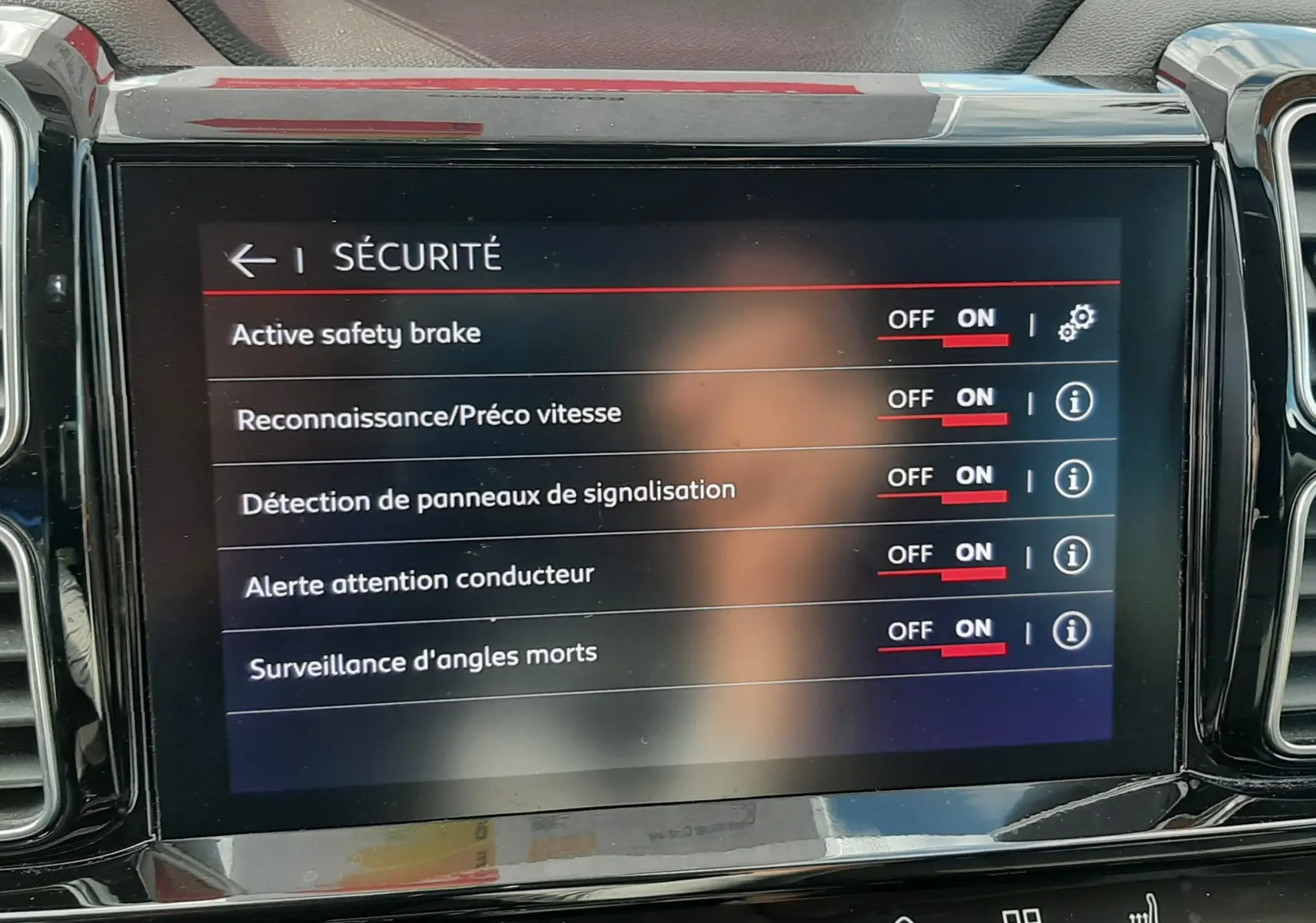 Écran central du tableau de bord du Citroën C5 Aircross noir, affichant les options de sécurité activées.