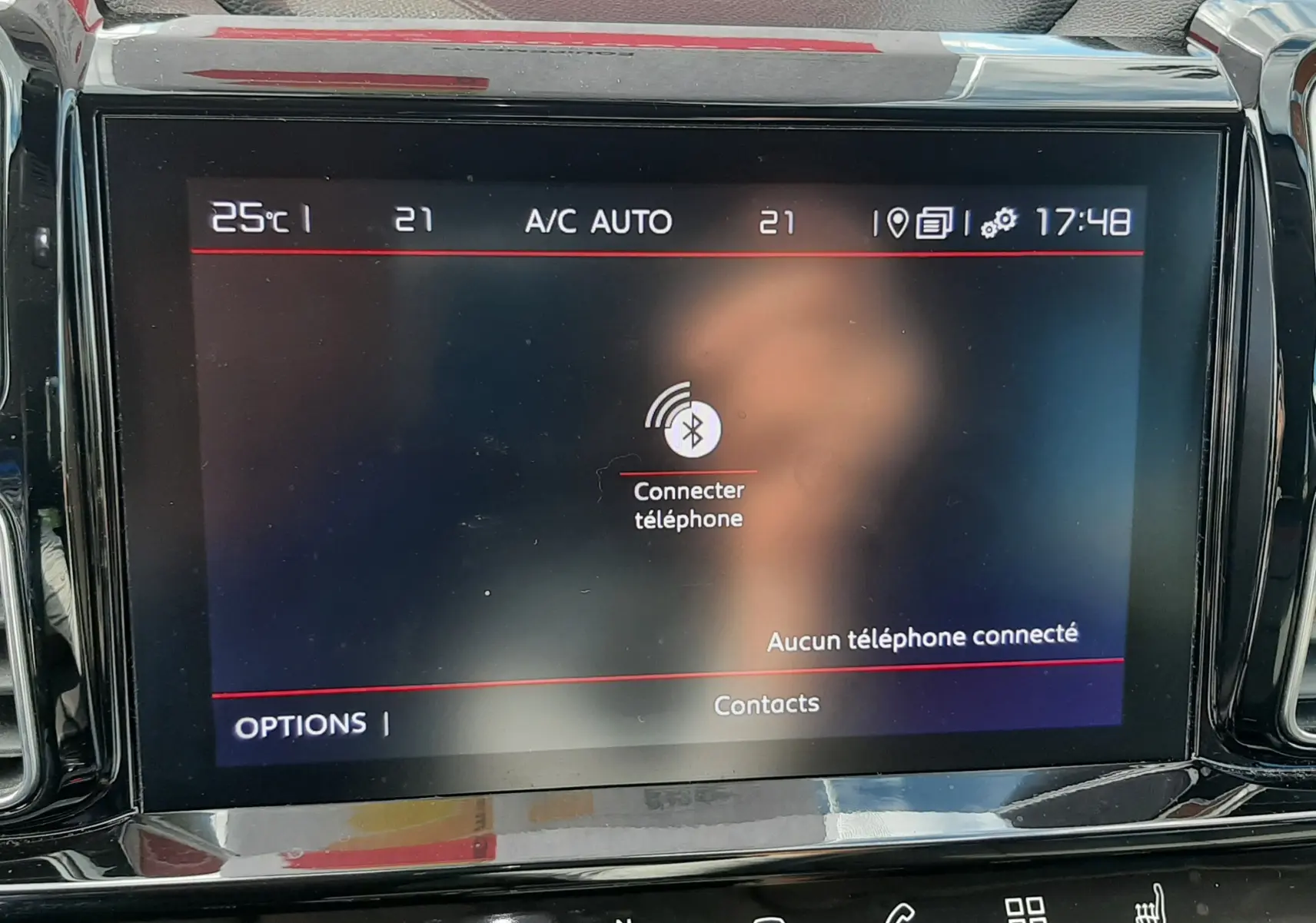 Écran tactile central du tableau de bord du Citroën C5 Aircross noir, affichant la connexion Bluetooth et la climatisation automatique.