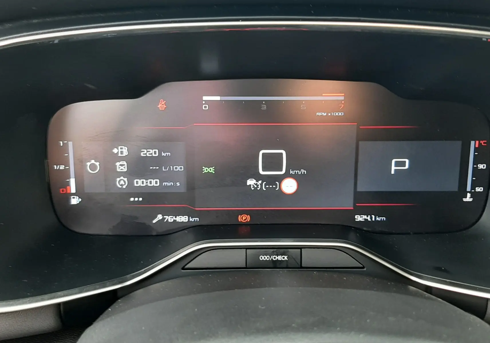 Vue rapprochée du tableau de bord numérique du Citroën C5 Aircross noir, affichant la vitesse à 0 km/h et la boîte en position parking.