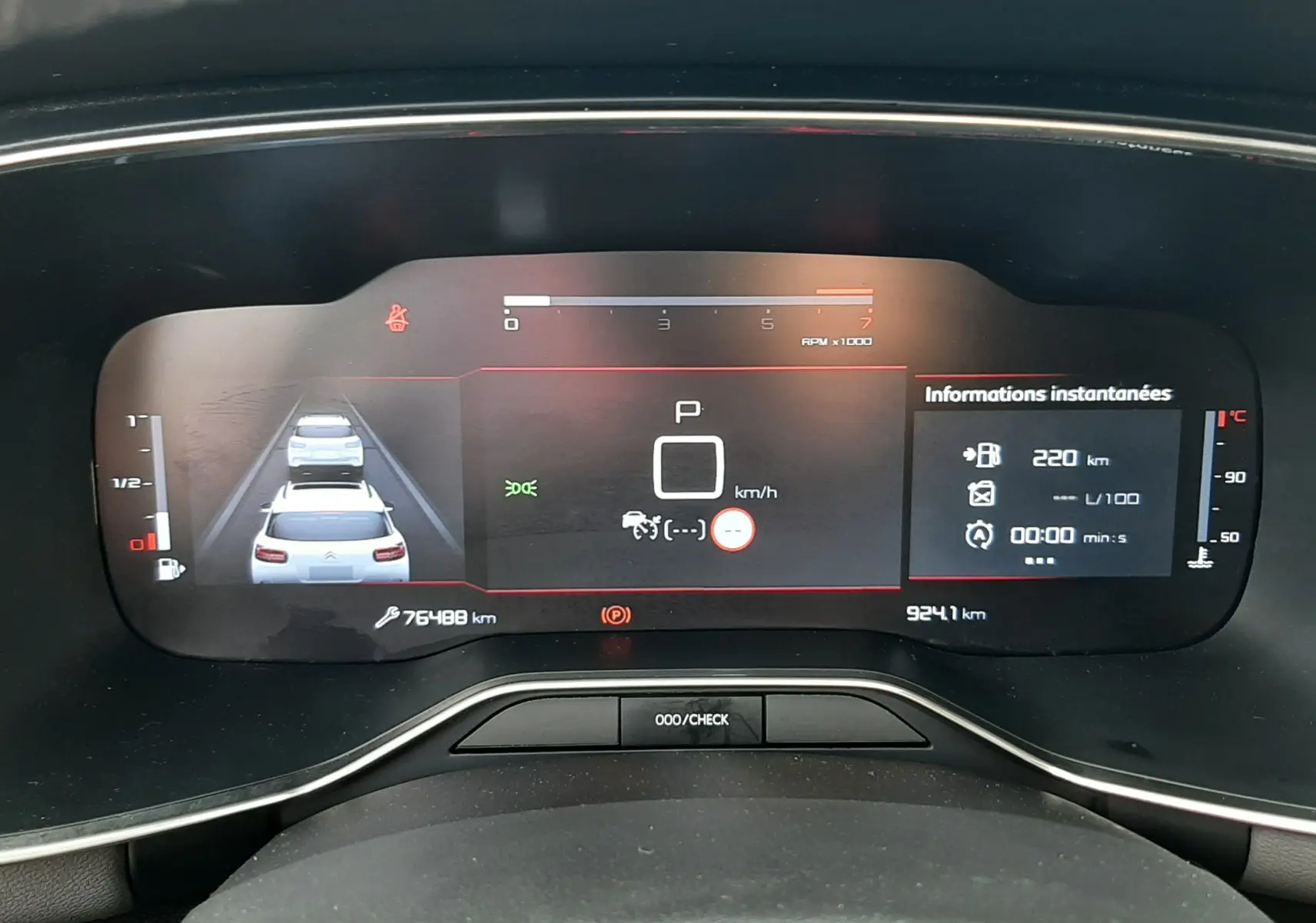 Tableau de bord numérique de Citroën C5 Aircross noir, affichant la vitesse, la consommation et l'assistance à la conduite.