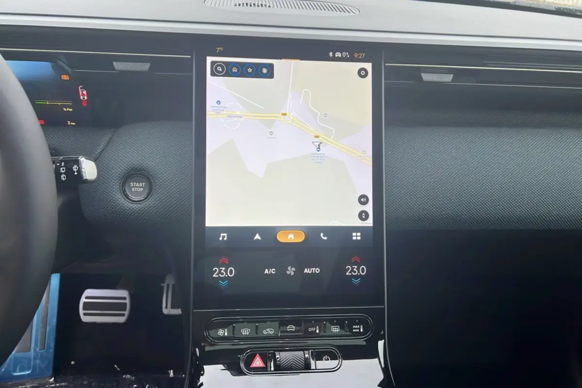 Vue intérieure centrée sur l’écran tactile vertical du tableau de bord du Citroën C5 Aircross New Hybrid 2026.