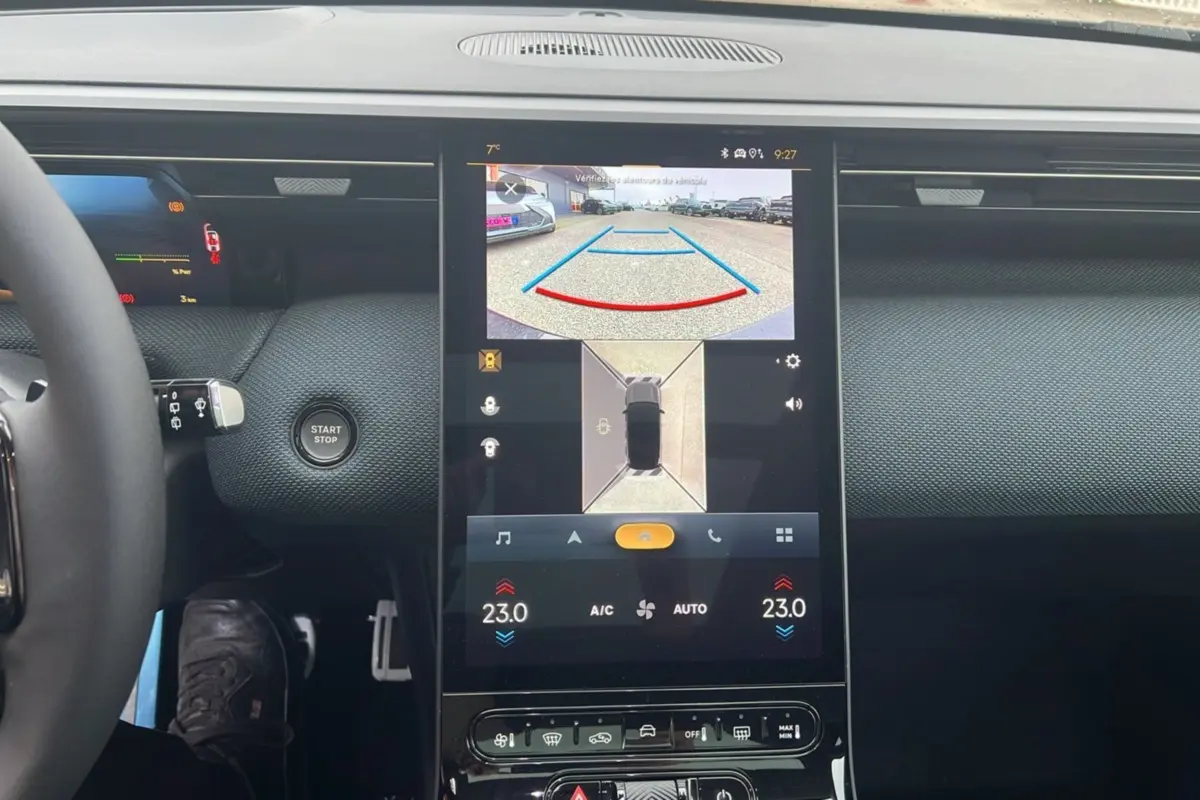 Vue intérieure centrée sur l'écran tactile du tableau de bord du Citroën C5 Aircross New Hybrid 2026, volant partiel visible.