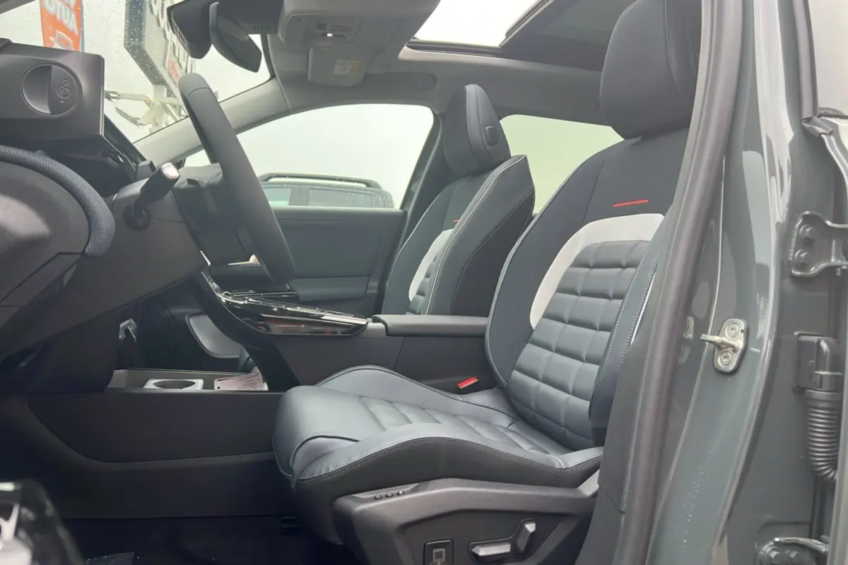 Vue intérieure côté conducteur du Citroën C5 Aircross 2026 vert astoria, sièges cuir et tissu avec toit ouvrant panoramique.