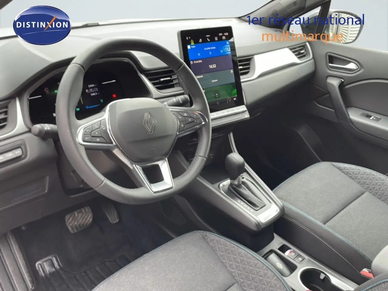 Vue intérieure côté conducteur du Renault Symbioz 2025, volant multifonction et écran tactile central avec finition tissu noir.