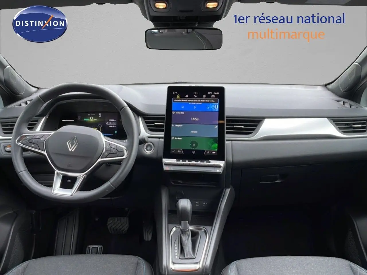 Vue intérieure avant du Renault Symbioz 2025, tableau de bord moderne avec écran tactile vertical et volant multifonction noir.