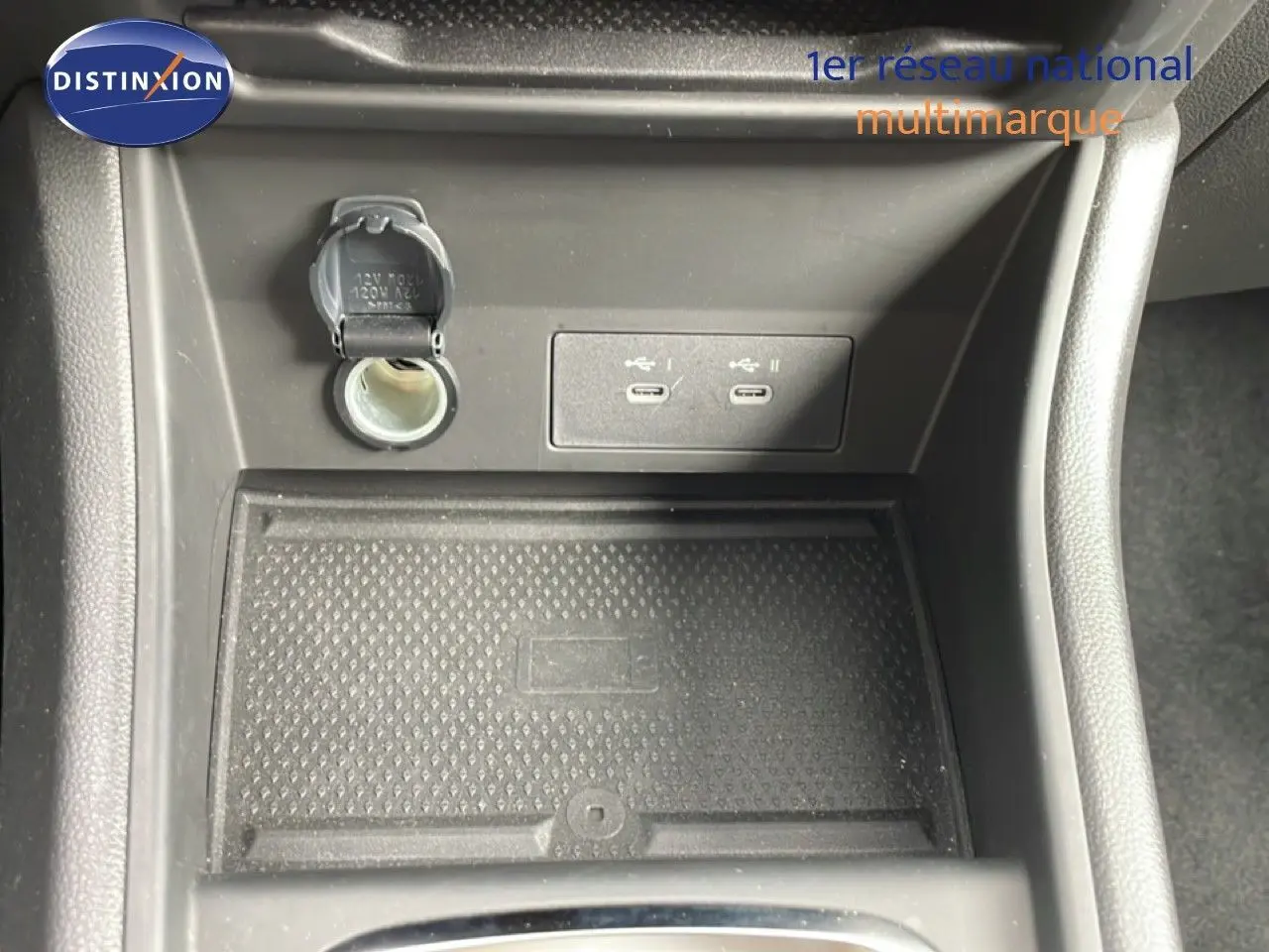 Vue rapprochée de la console centrale noire du Renault Symbioz 2025, montrant prises USB-C et prise 12V ouverte.