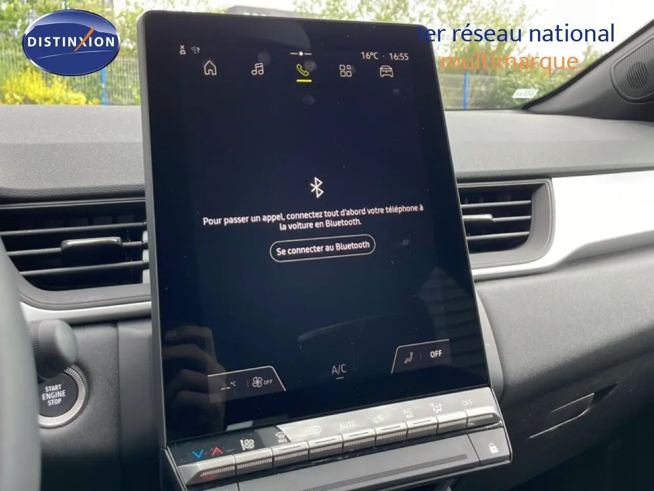 Écran tactile central en vue rapprochée dans l’habitacle du Renault Symbioz blanc nacré, affichant la connexion Bluetooth.
