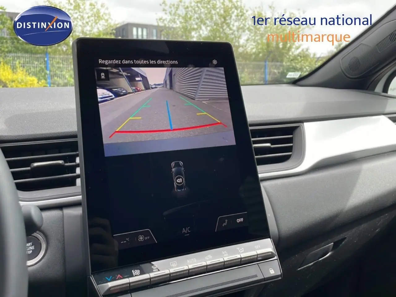 Vue intérieure du tableau de bord du Renault Symbioz blanc nacré, écran tactile affichant la caméra de recul.