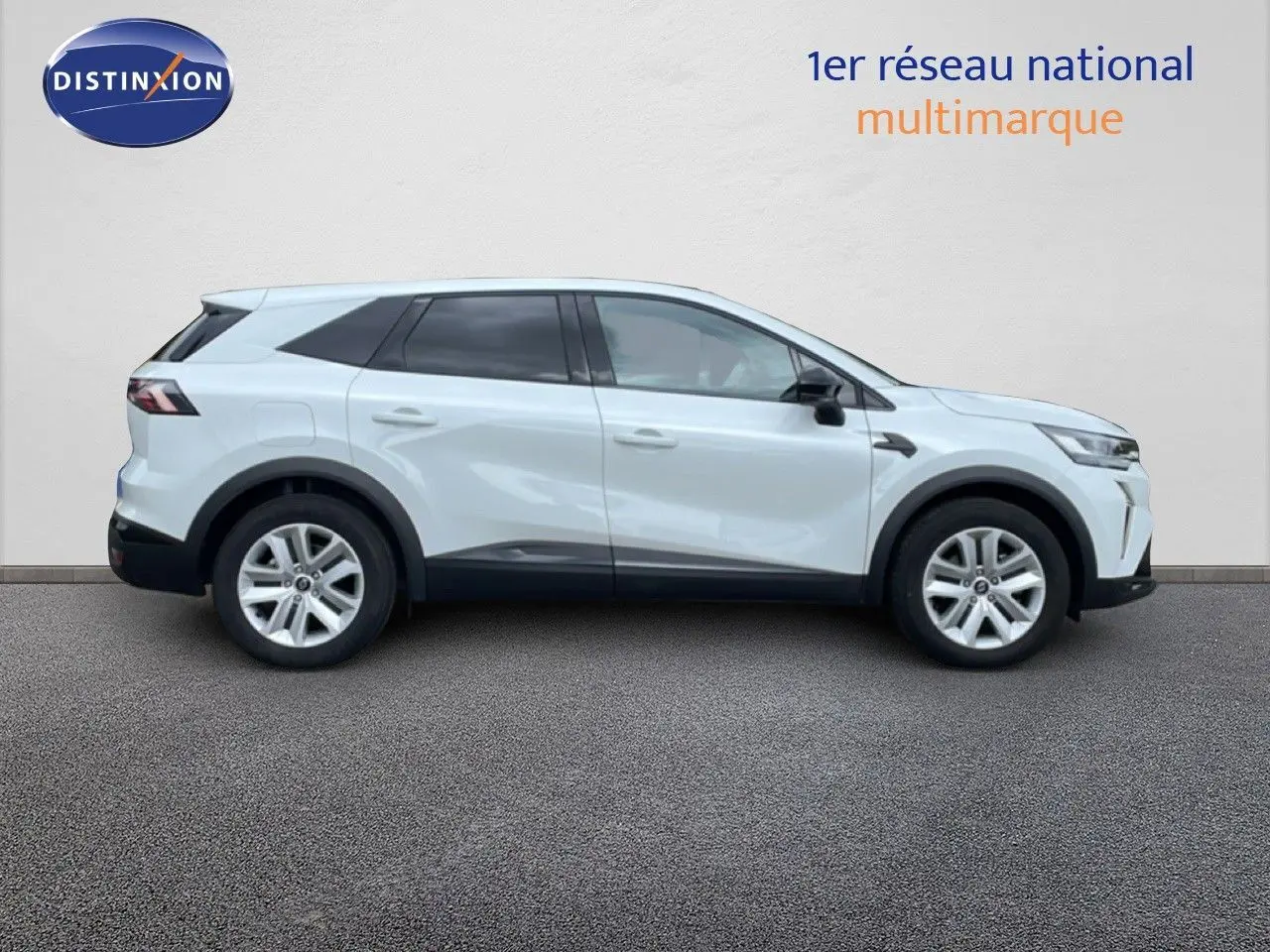 Profil droit du Renault SYMBIOZ blanc nacré, SUV hybride 2025 avec jantes alliage et lignes modernes.
