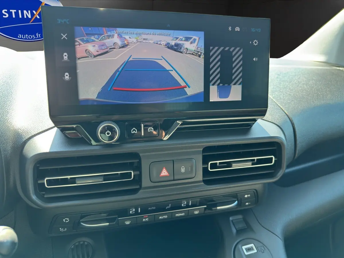 Écran tactile central affichant la caméra de recul dans l’habitacle du Citroën Berlingo noir, vue de face.