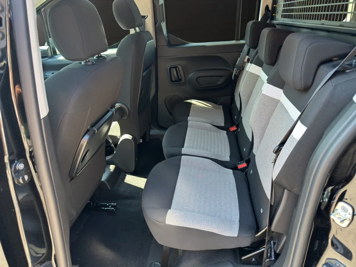 Intérieur arrière du Citroën Berlingo noir 2026, vue côté droit sur banquette 3 places grise et noire.
