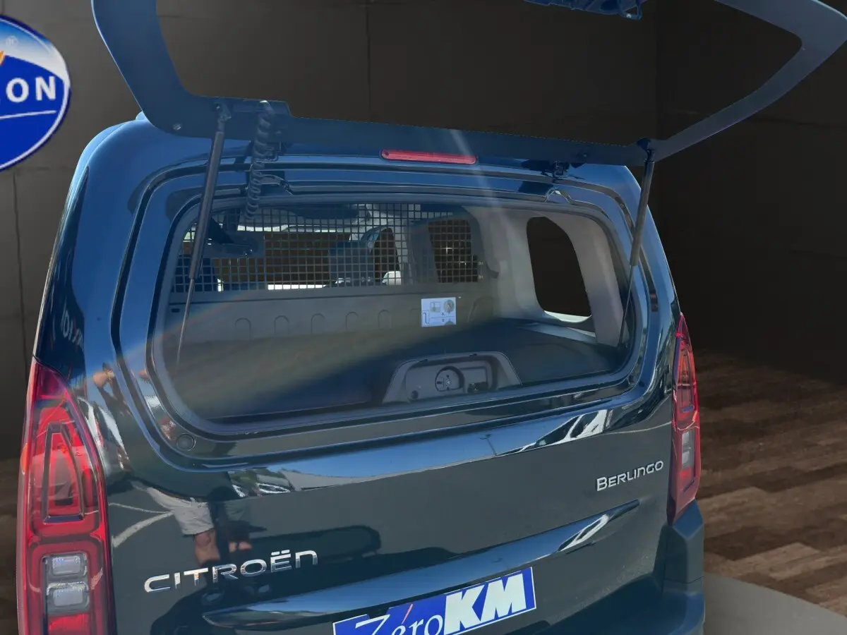 Vue arrière du Citroën Berlingo noir 2026 avec hayon ouvert, montrant l’intérieur utilitaire et la grille de séparation.