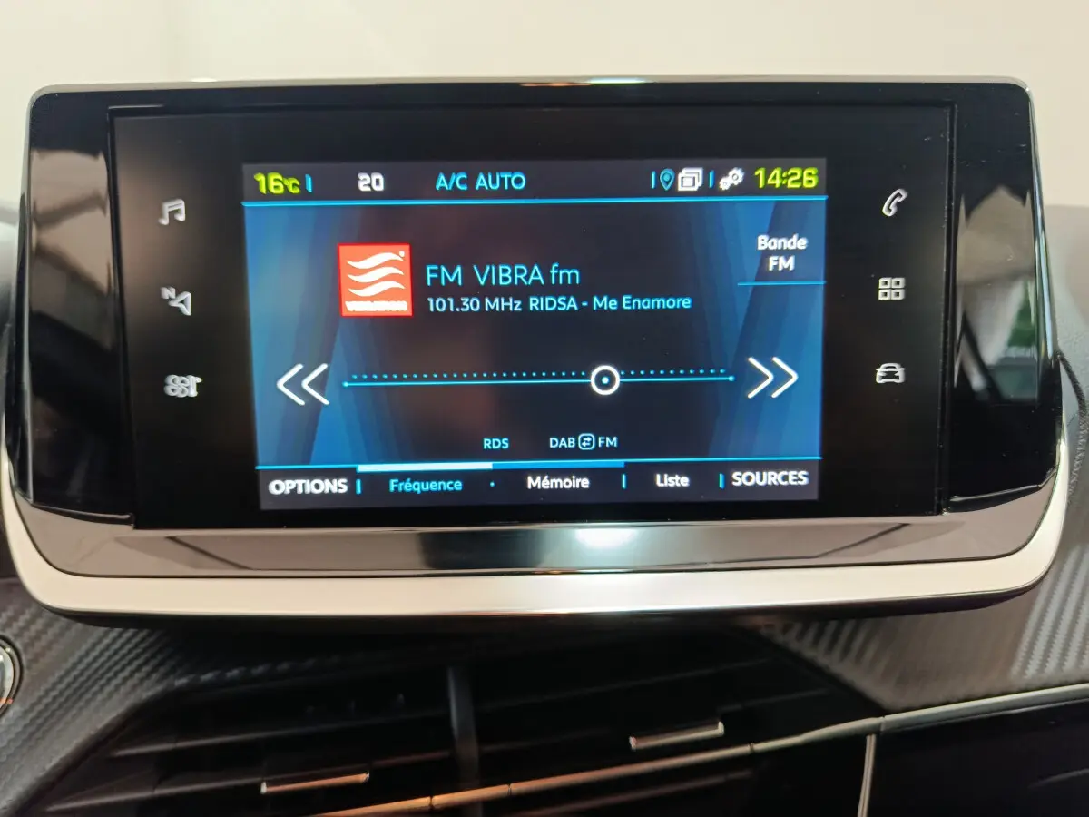 Écran tactile central de la Peugeot 208 électrique Active Business 2020 affichant la radio FM en intérieur gris clair.