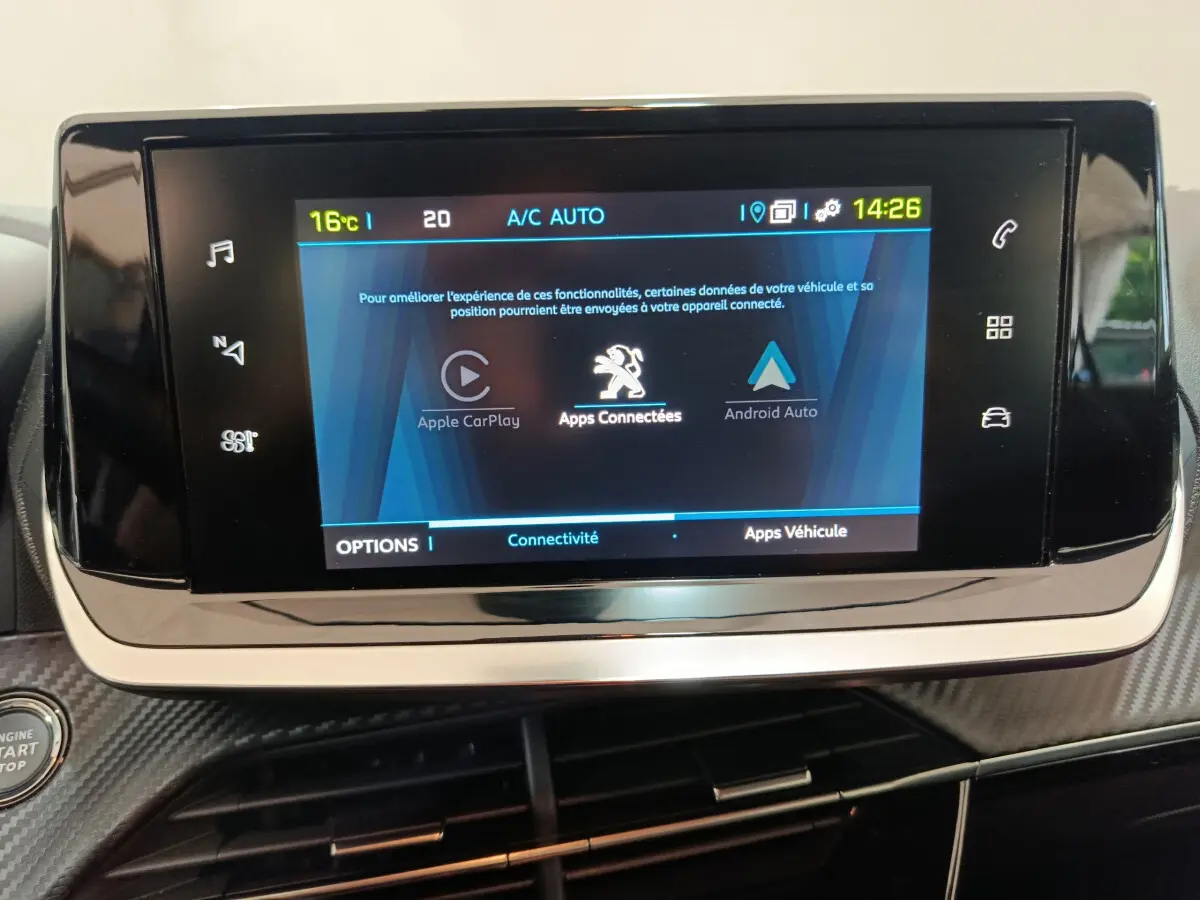 Écran tactile central de 17,8 cm du tableau de bord d'une Peugeot 208 électrique gris clair, affichant Apple CarPlay.