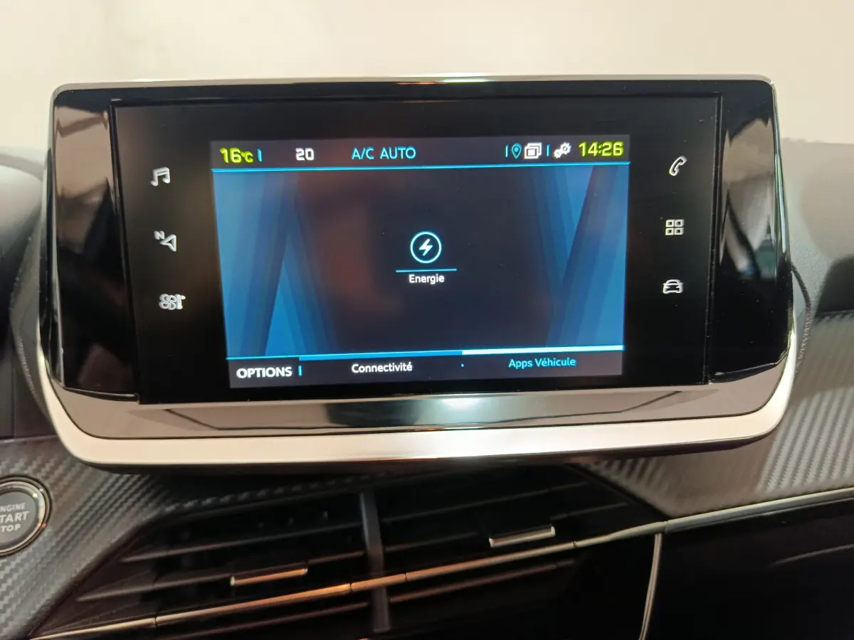 Écran tactile central de 17,8 cm affichant les options énergie dans l'habitacle d'une Peugeot 208 gris clair électrique.