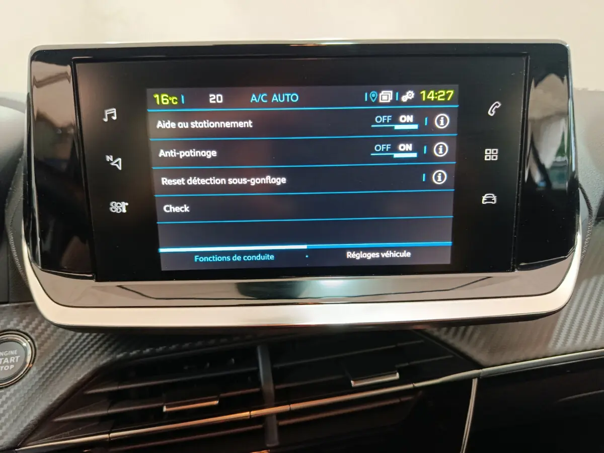 Écran tactile central affichant les réglages de conduite dans l'habitacle gris clair d'une Peugeot 208 électrique Active Business 2020.
