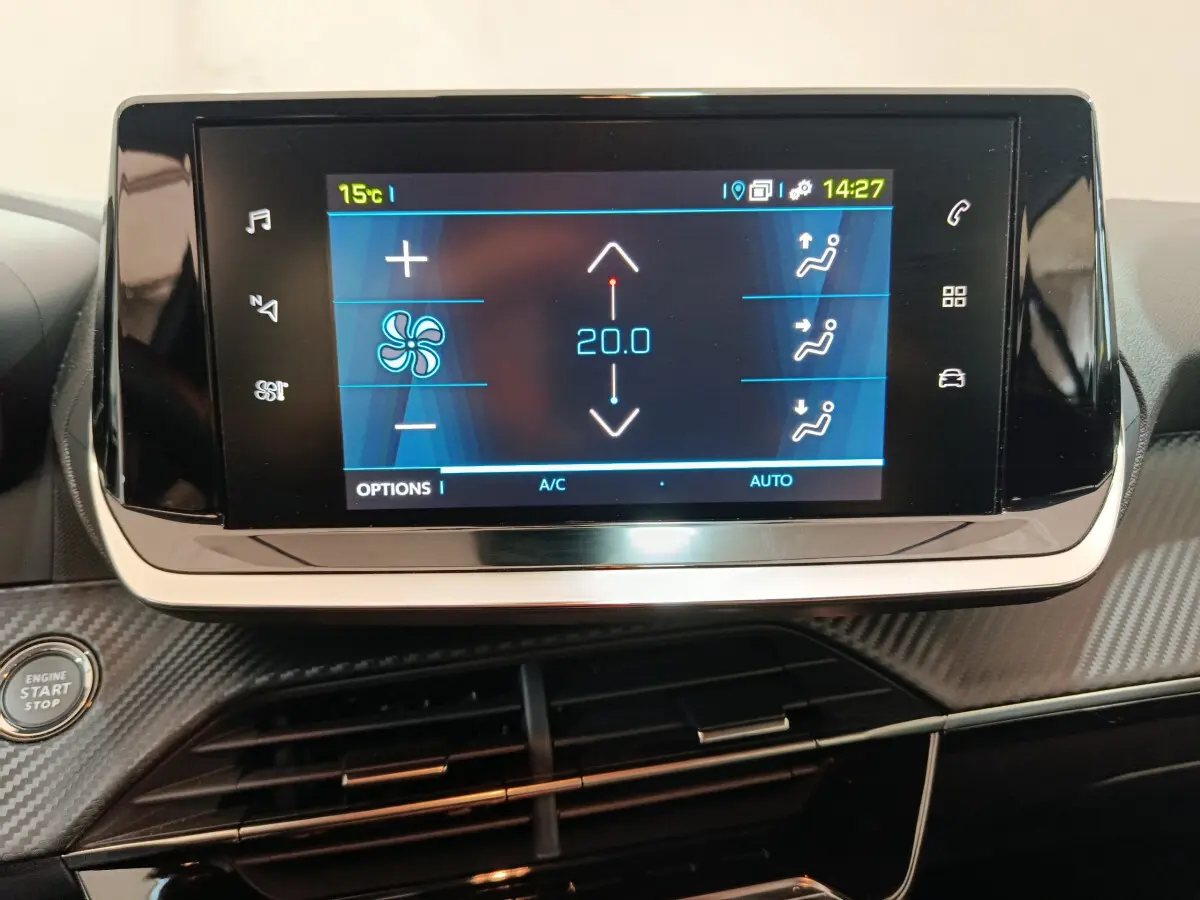 Écran tactile central de la Peugeot 208 électrique Active Business 2020, affichant la climatisation à 20°C.