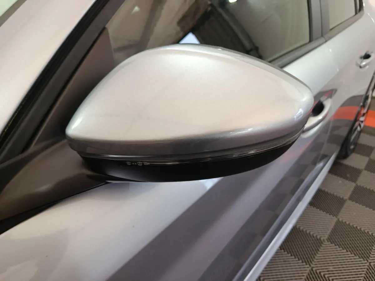 Rétroviseur droit gris clair de la Peugeot 208 électrique Active Business, vue rapprochée côté conducteur.
