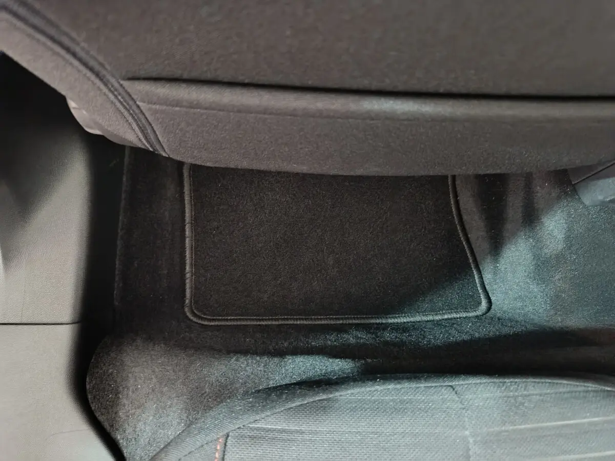 Plancher côté passager arrière avec tapis noir dans une Peugeot 208 Electrique Active Business gris clair 2020