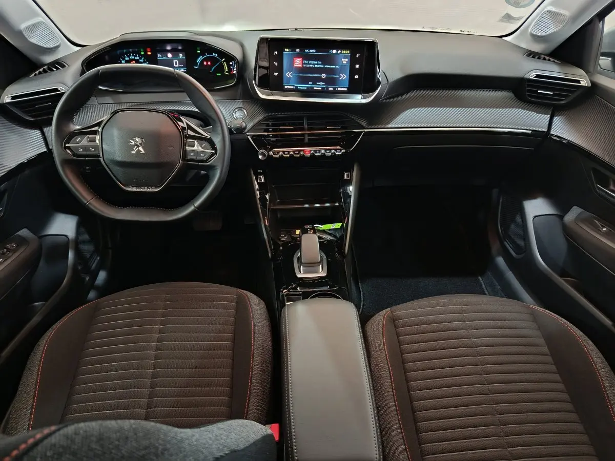 Intérieur Peugeot 208 Electrique Active Business 2020, vue avant centrée sur tableau de bord et volant cuir noir.
