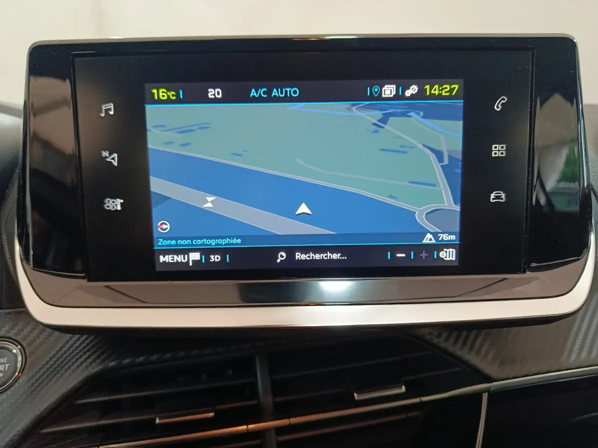 Écran tactile central affichant la navigation dans l'habitacle d'une Peugeot 208 Electrique gris clair, vue de face.