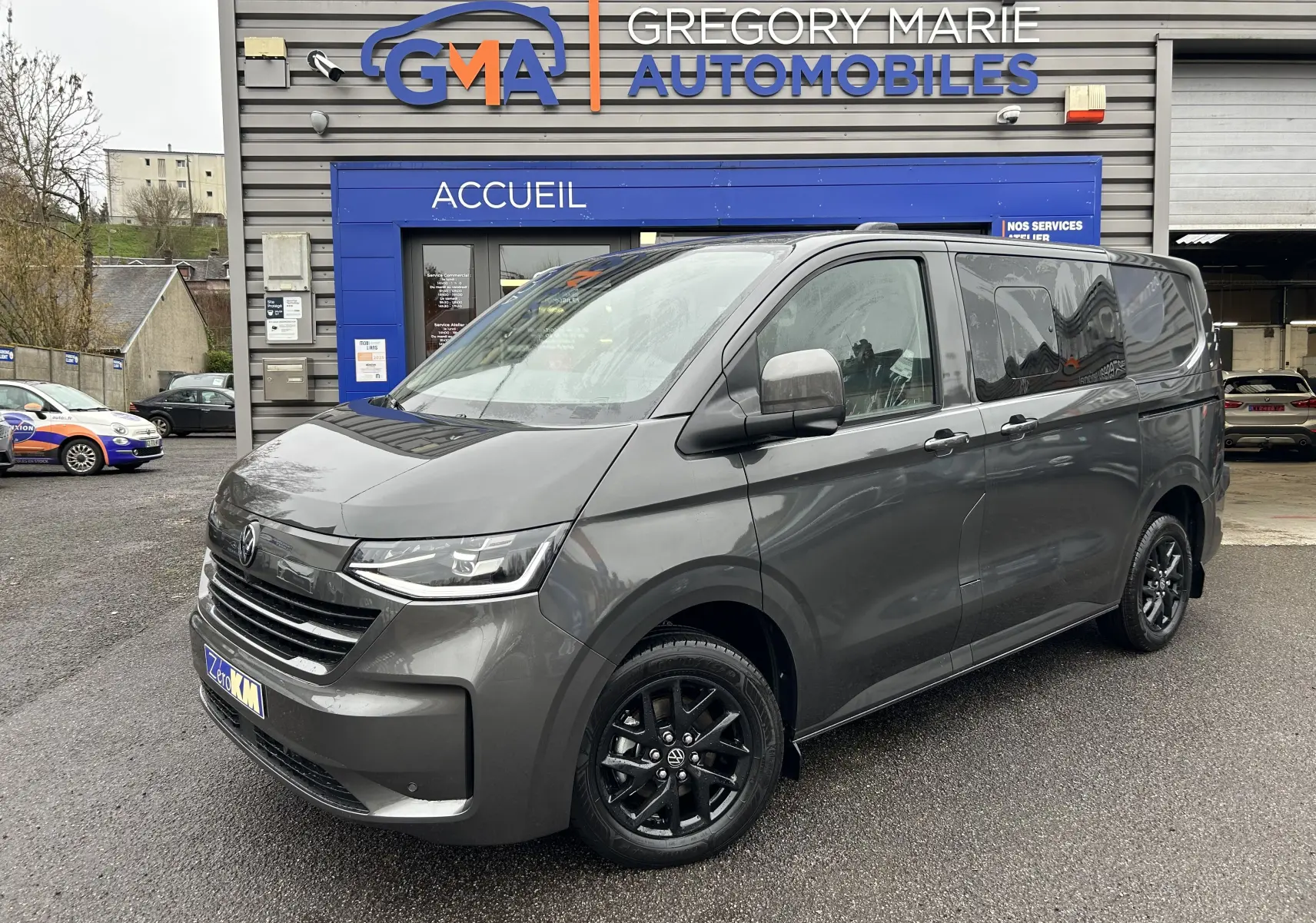 Volkswagen Transporter T7 ProCab graphite dust en 3/4 avant droit, jantes noires brillantes Le Mans 17 pouces.