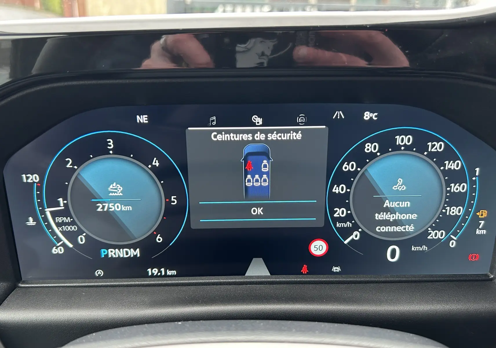 Tableau de bord numérique du Volkswagen Transporter T7, affichage des compteurs et alertes de sécurité.