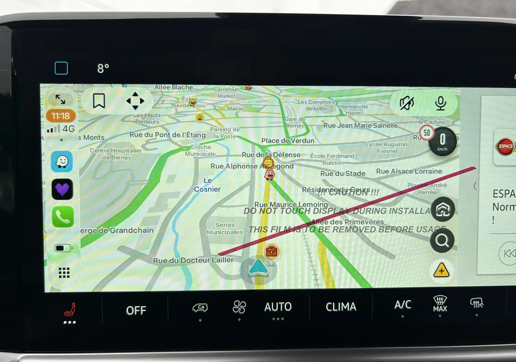 Vue rapprochée de l’écran tactile du tableau de bord du Volkswagen Transporter T7 ProCab avec navigation affichée.
