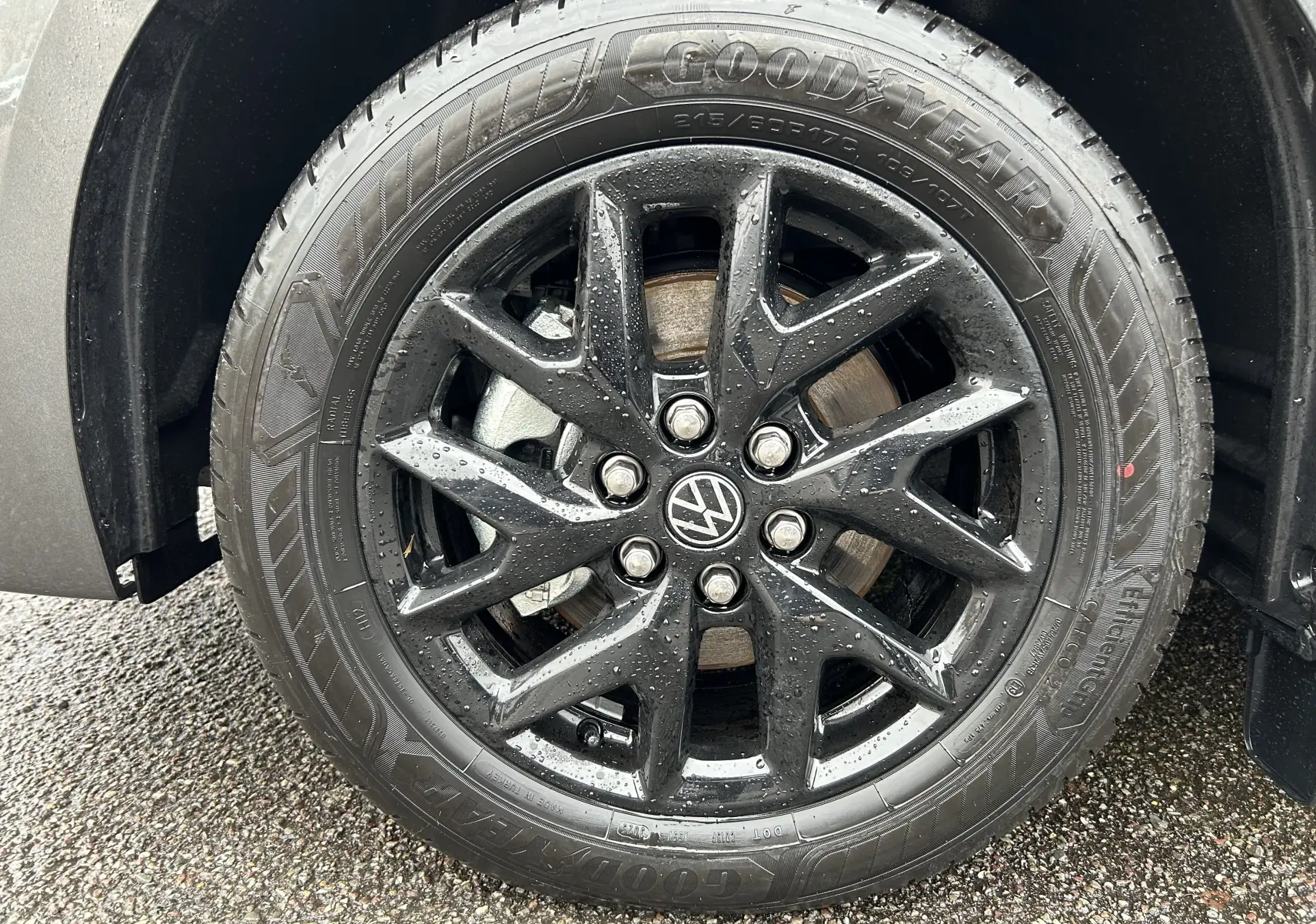 Gros plan sur la jante aluminium 17'' noir brillant Le Mans du Volkswagen Transporter T7 Business en couleur Graphite Dust.