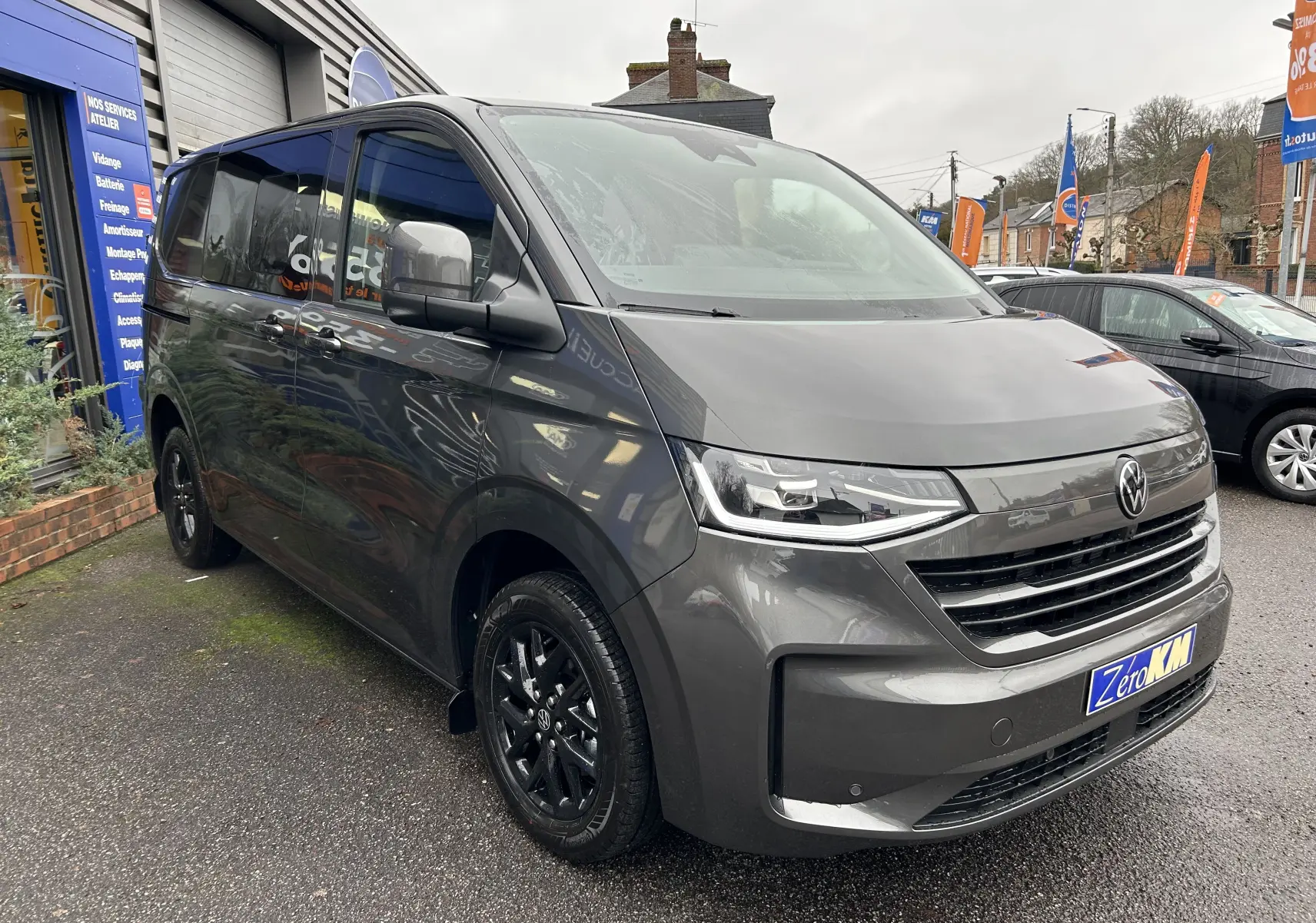 Volkswagen Transporter T7 ProCab graphite Dust en 3/4 avant droit, jantes noires brillantes Le Mans visibles.