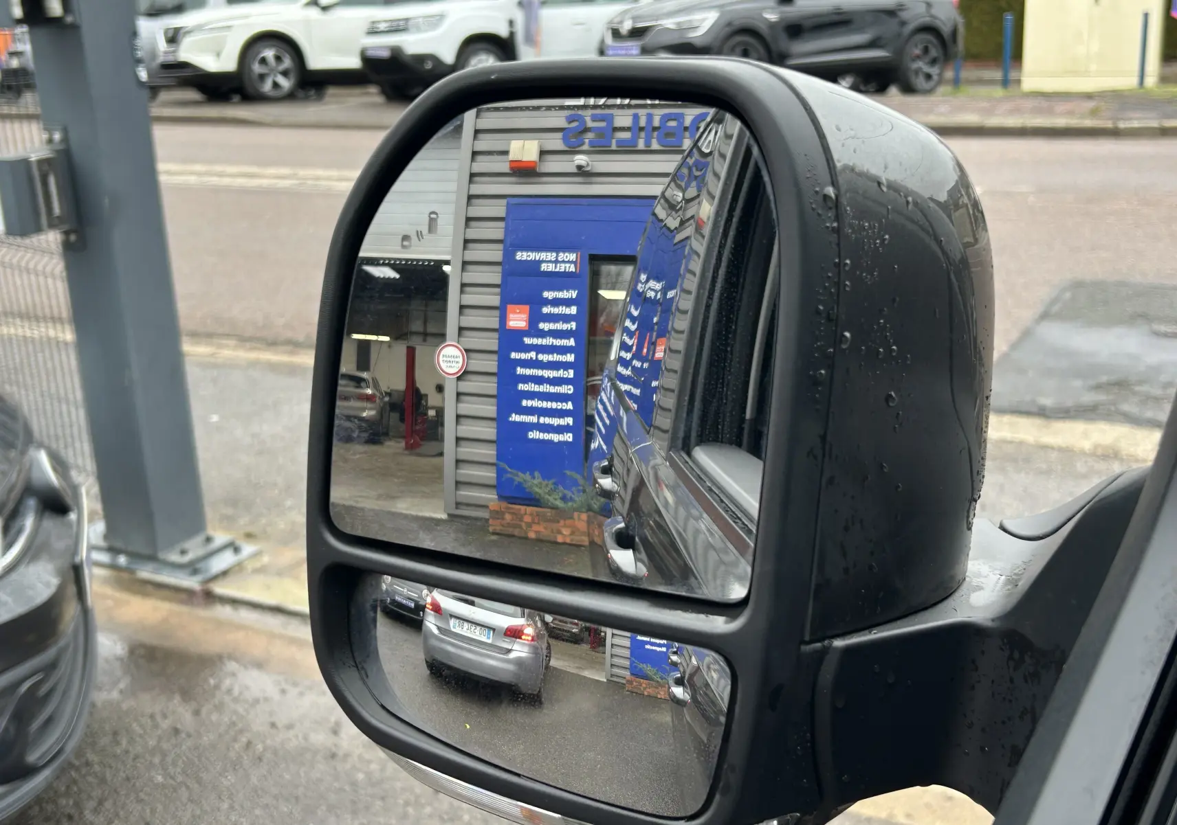 Rétroviseur extérieur droit du Volkswagen Transporter T7 ProCab graphite avec pluie visible sur la carrosserie.