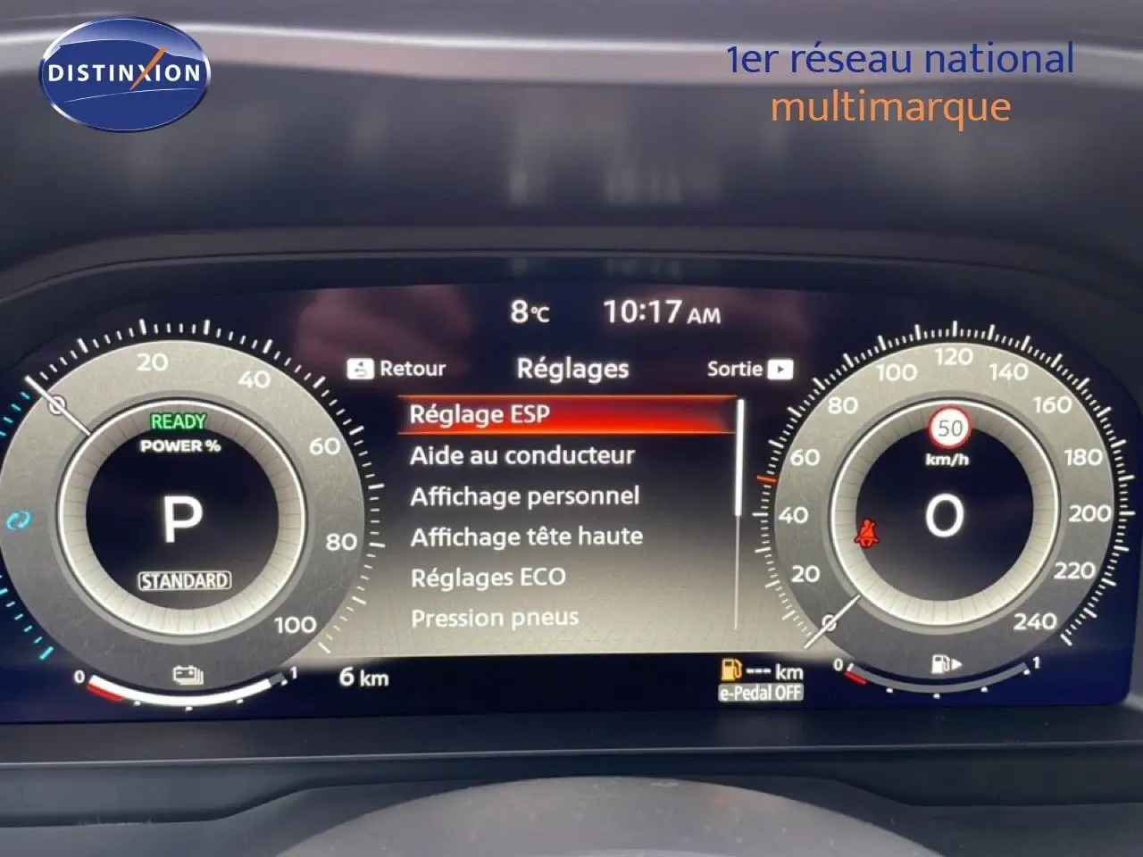 Tableau de bord numérique du Nissan Qashqai 2025, affichant les réglages et compteurs en mode stationnement.