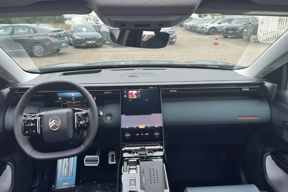 Vue intérieure frontale du tableau de bord du Citroën C5 Aircross New Hybrid 145 Max T.O avec écran tactile vertical et volant multifonctions.