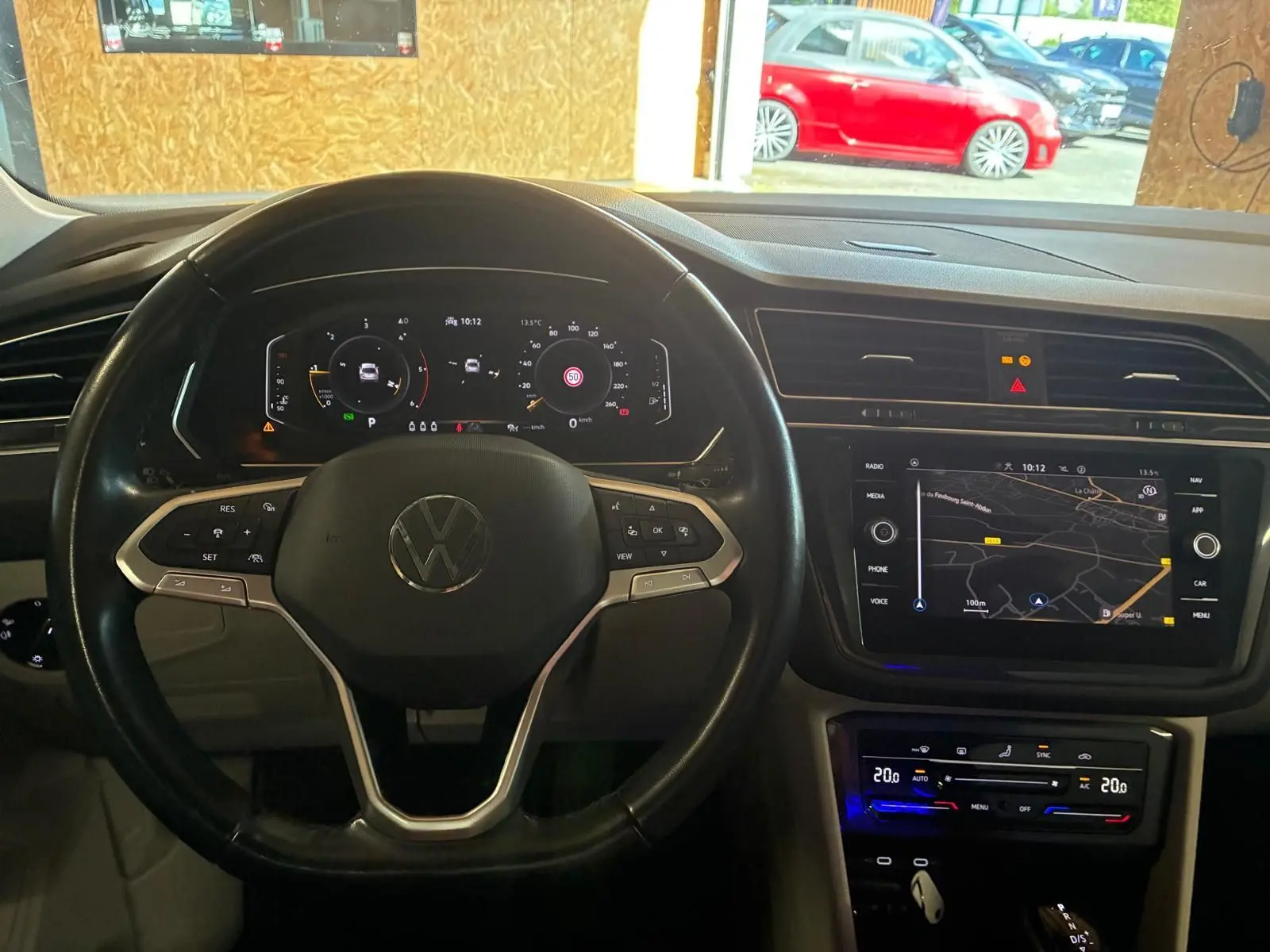Vue intérieure centrée sur le volant et le tableau de bord digital du Volkswagen Tiguan 2023, avec écran tactile et commandes multifonctions.